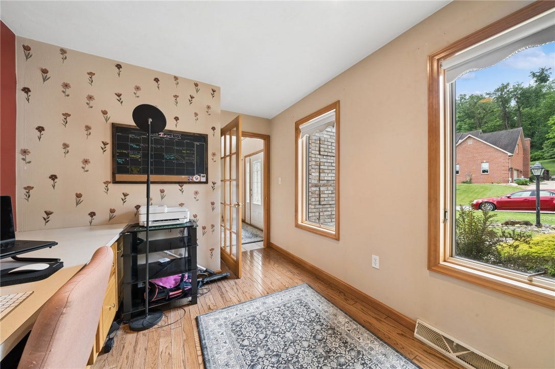 809 Rembrandt Cir, Irwin, PA 15642