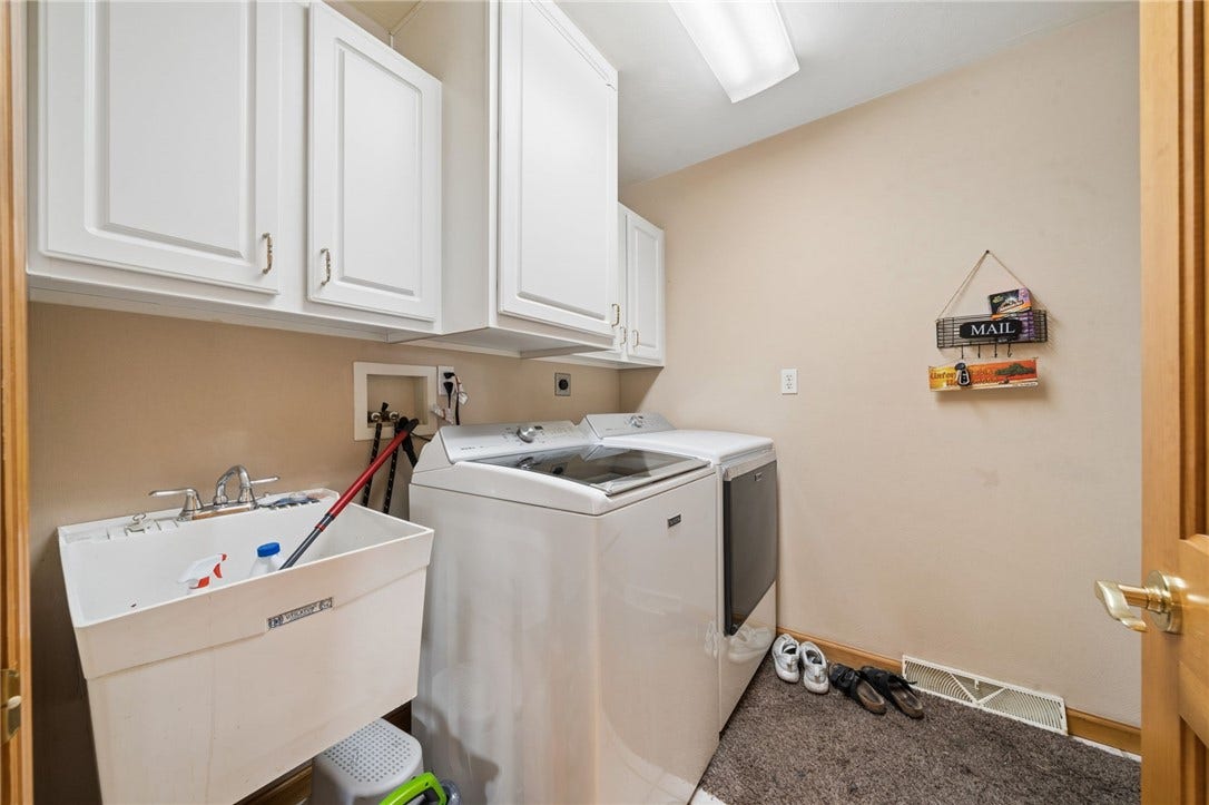 809 Rembrandt Cir, Irwin, PA 15642