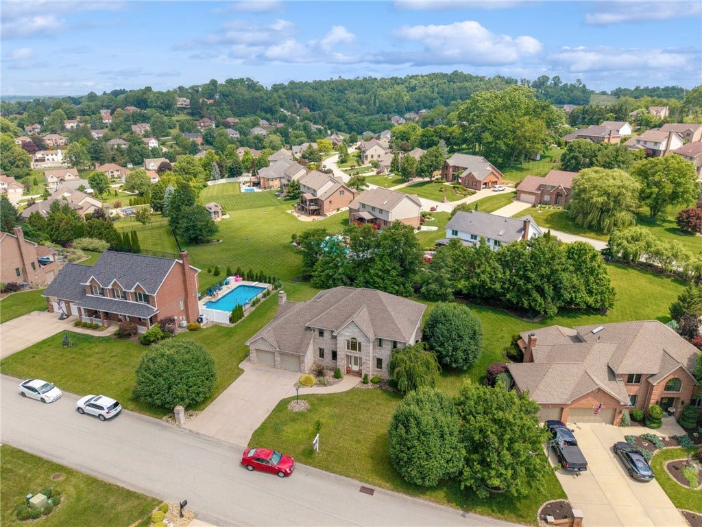 809 Rembrandt Cir, Irwin, PA 15642