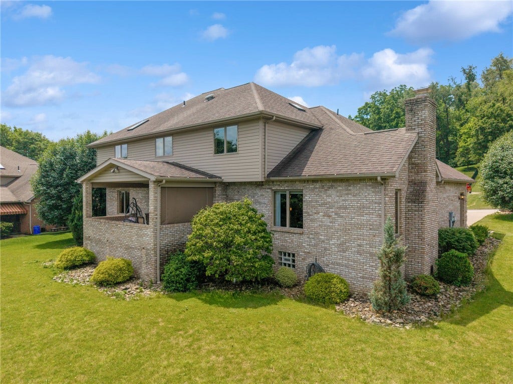 809 Rembrandt Cir, Irwin, PA 15642