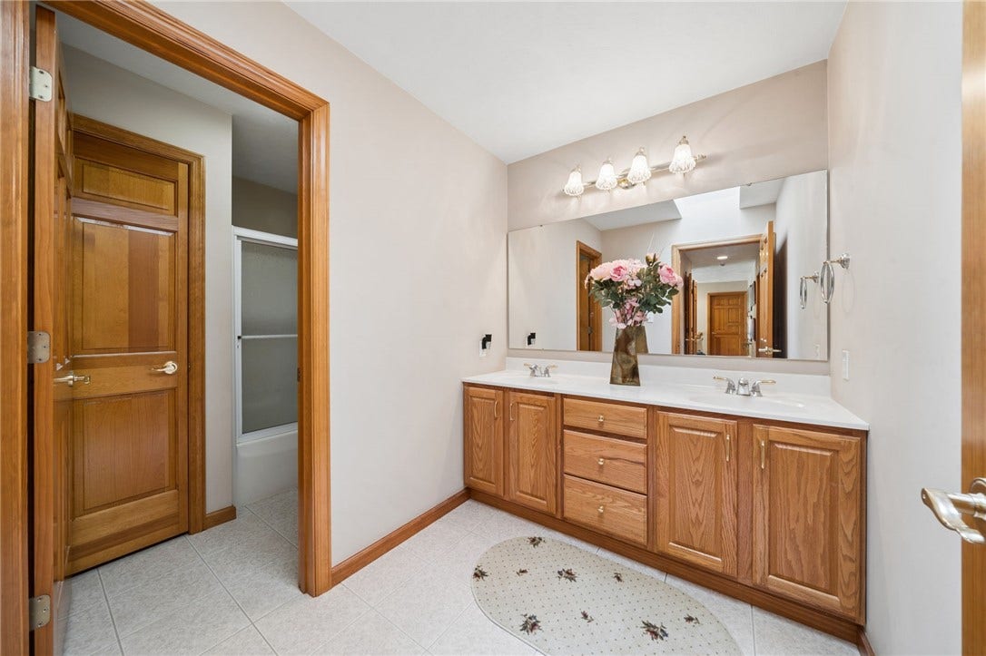 809 Rembrandt Cir, Irwin, PA 15642