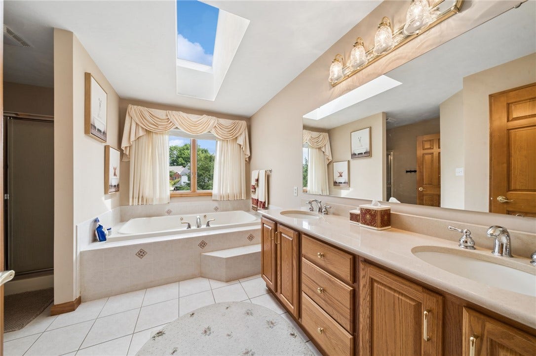 809 Rembrandt Cir, Irwin, PA 15642