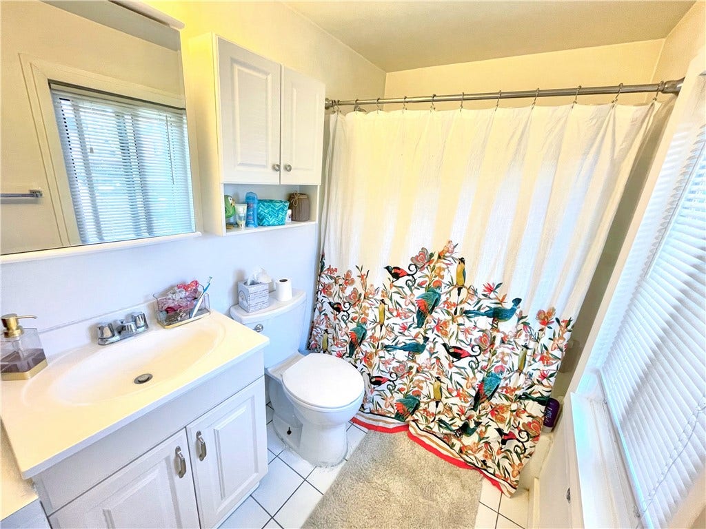 659 Maryland Ave, Shadyside, PA 15232 unit 3 bathroom