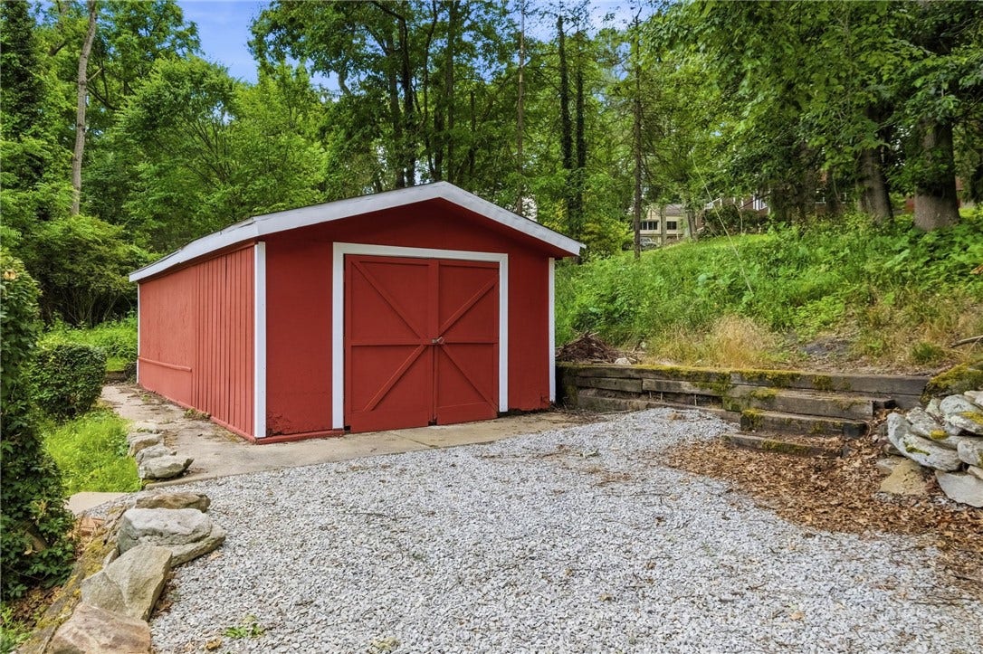402 Glenrock Dr, Bethel Park, PA 15102