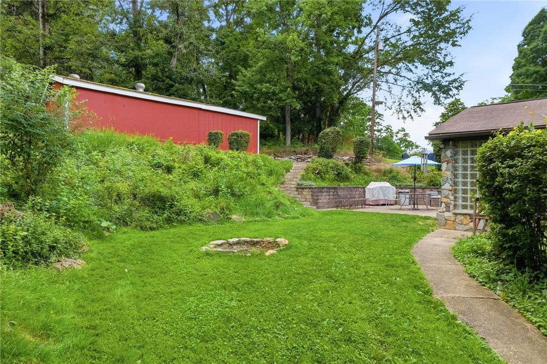 402 Glenrock Dr, Bethel Park, PA 15102