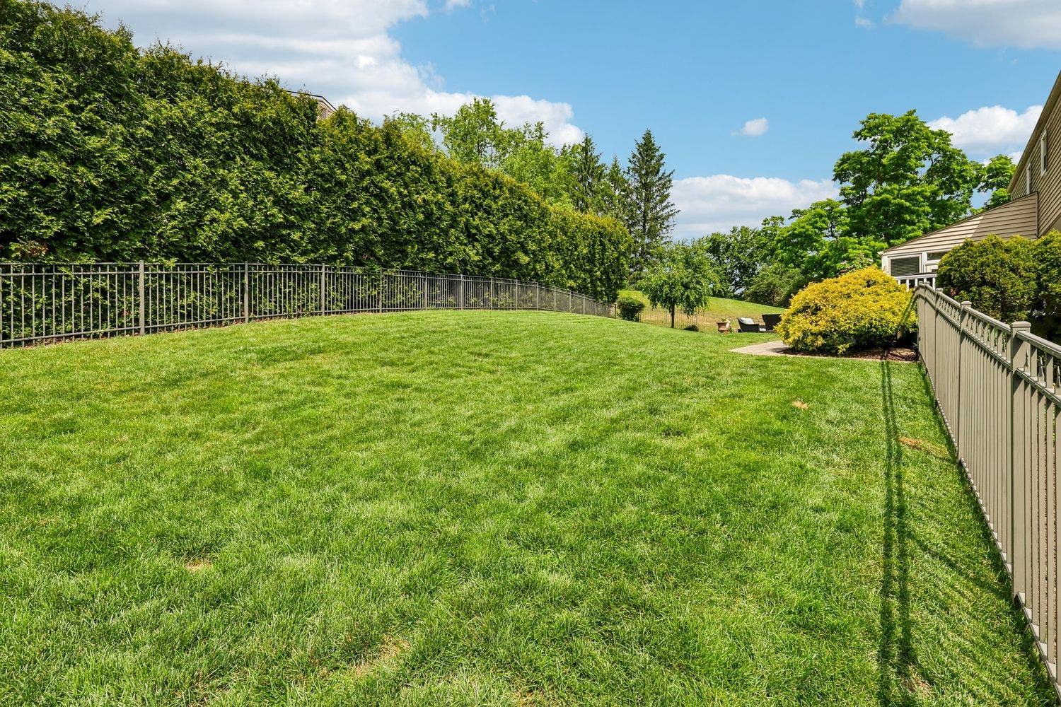 1140 Grouse Run Road, Bethel Park, PA 15102