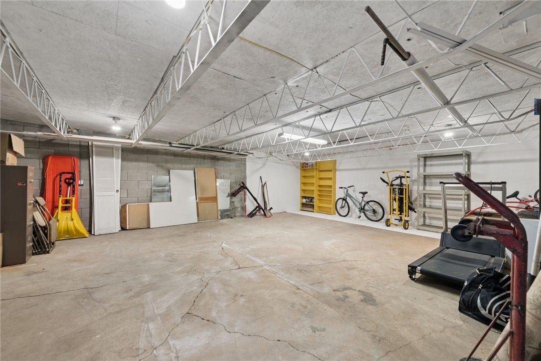 170 Summit Dr, Irwin, PA 15642
