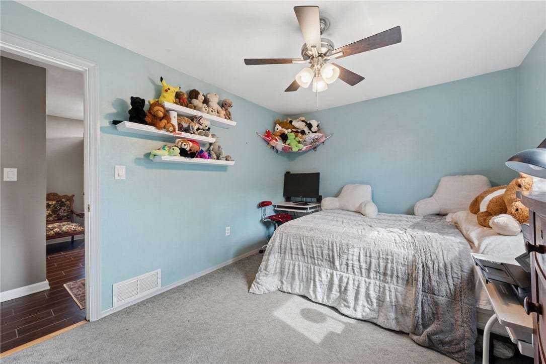 170 Summit Dr, Irwin, PA 15642