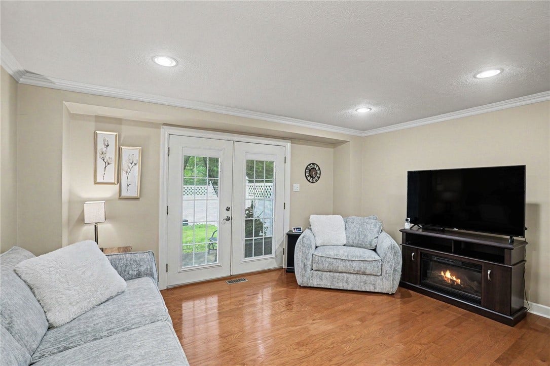 5495 Library Rd, #10, Bethel Park, PA 15102