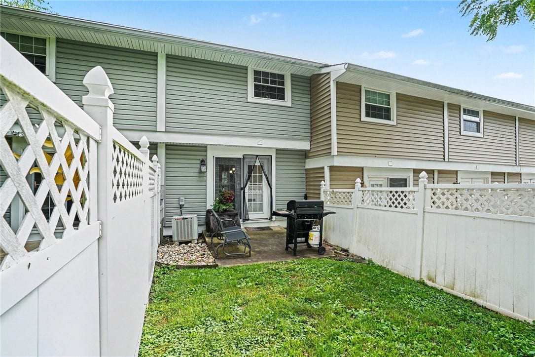 5495 Library Rd, #10, Bethel Park, PA 15102