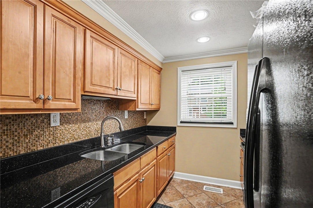 5495 Library Rd, #10, Bethel Park, PA 15102