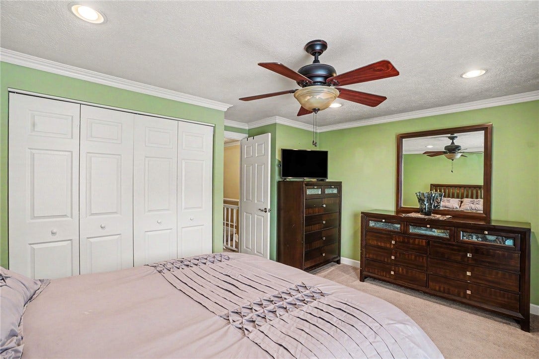 5495 Library Rd, #10, Bethel Park, PA 15102