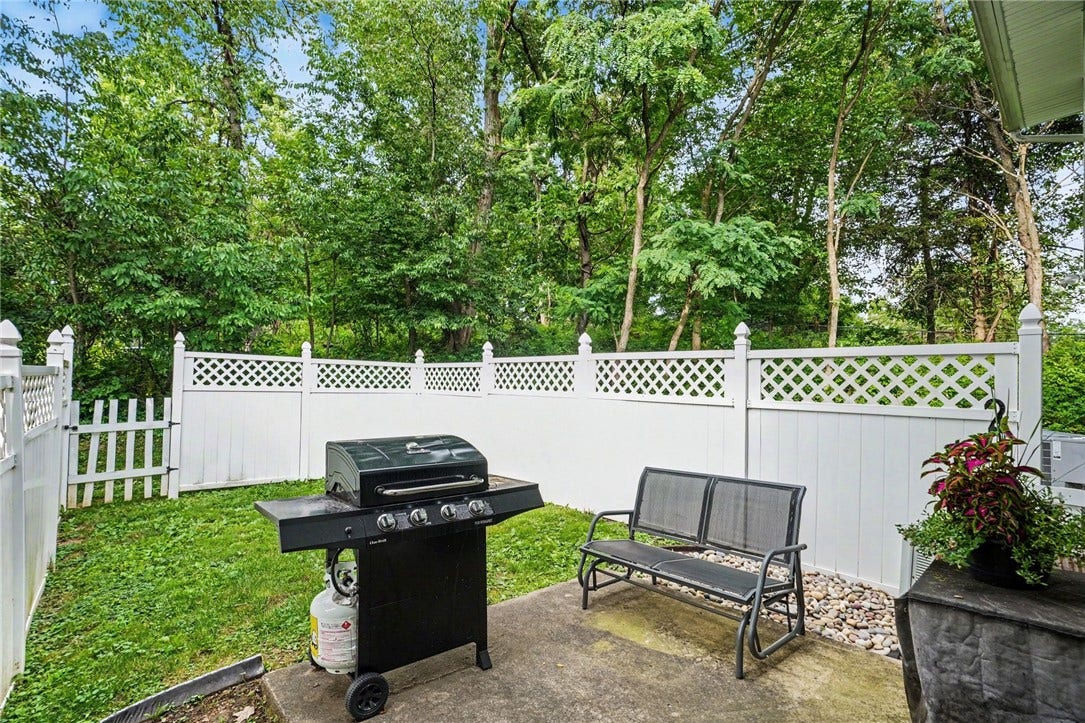 5495 Library Rd, #10, Bethel Park, PA 15102