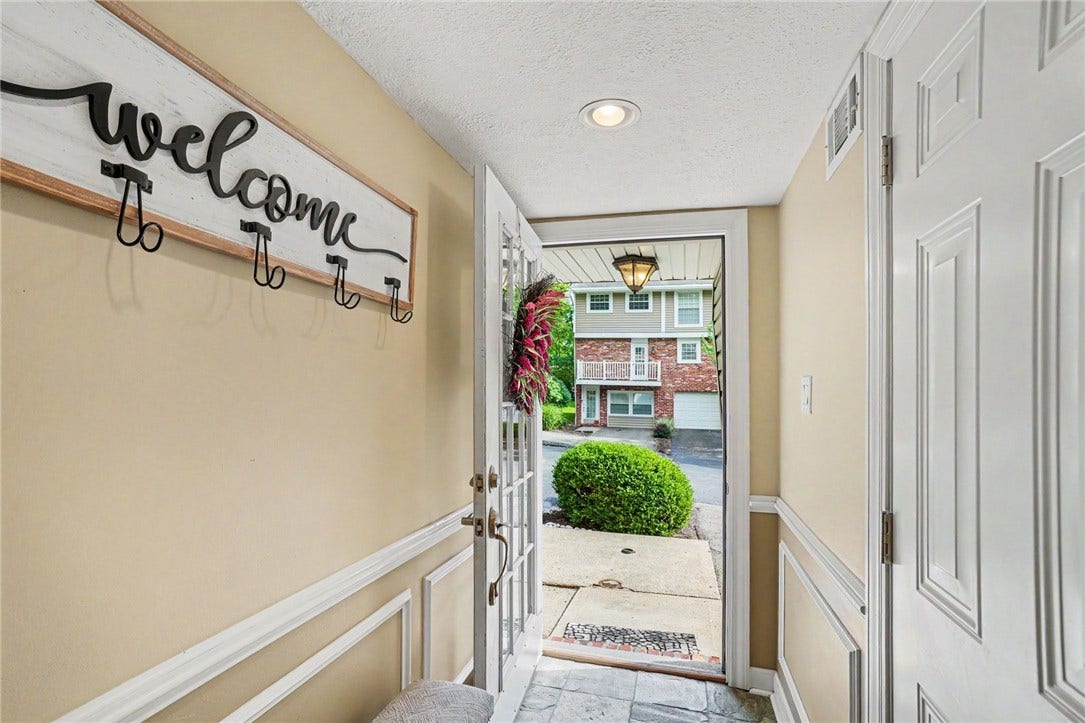 5495 Library Rd, #10, Bethel Park, PA 15102