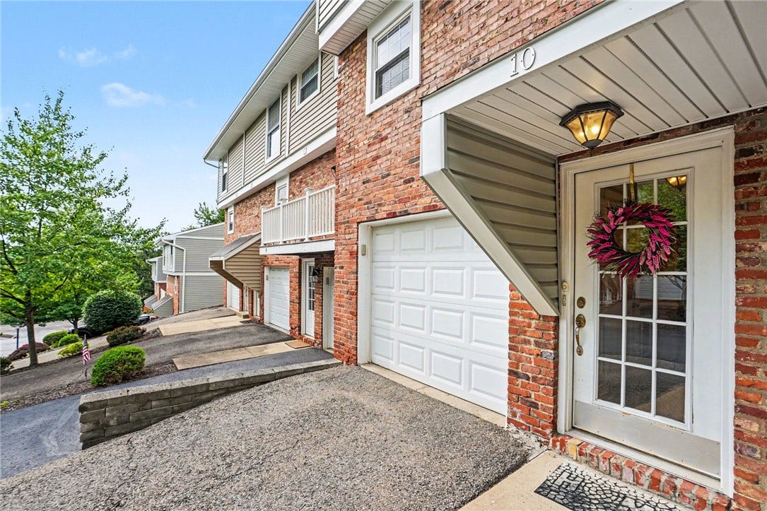 5495 Library Rd, #10, Bethel Park, PA 15102