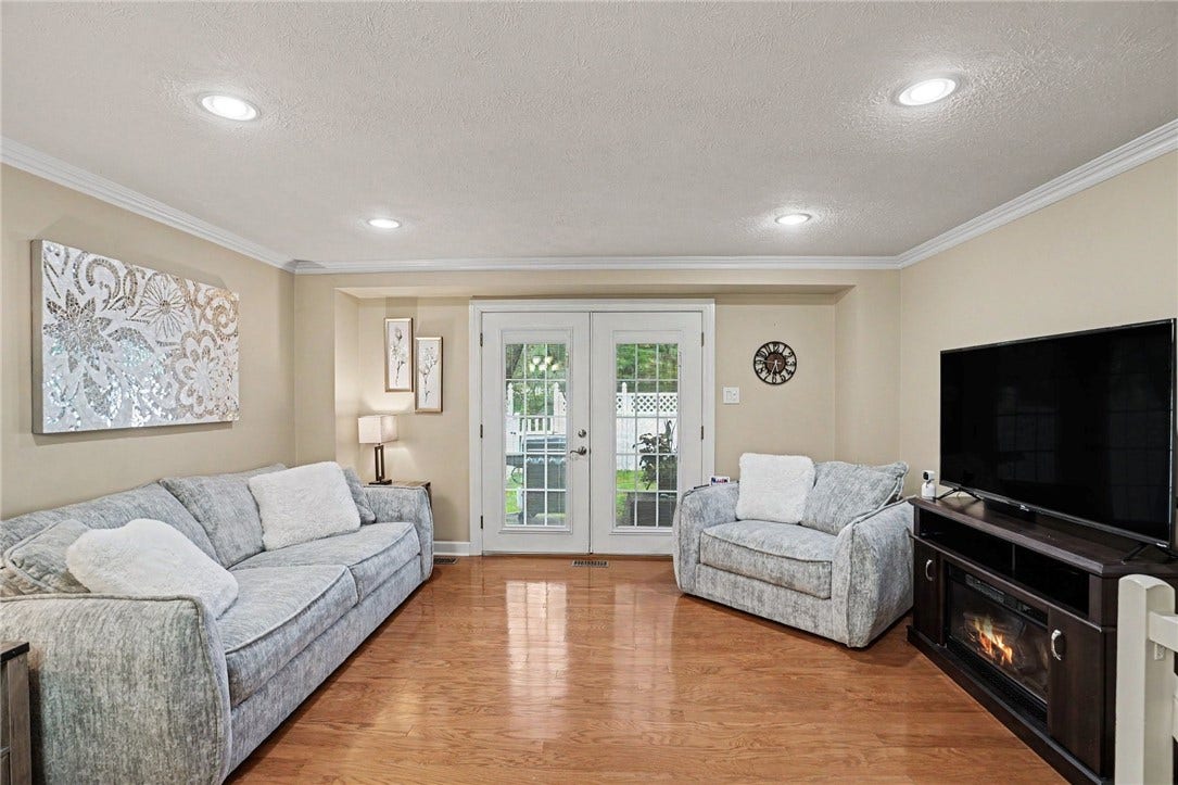 5495 Library Rd, #10, Bethel Park, PA 15102