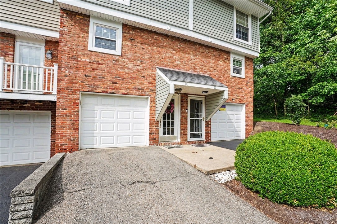 5495 Library Rd, #10, Bethel Park, PA 15102