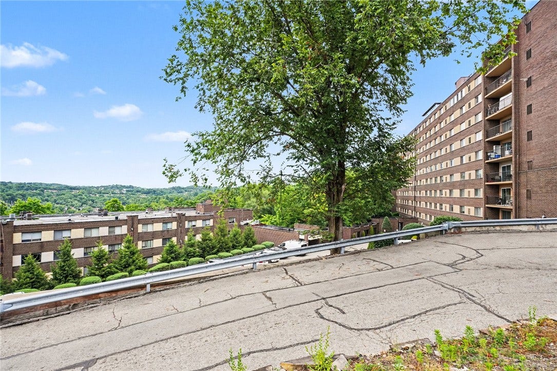 5495 Library Rd, #10, Bethel Park, PA 15102