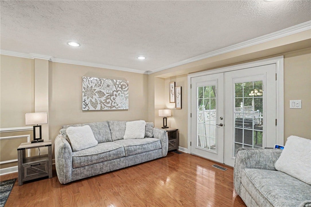 5495 Library Rd, #10, Bethel Park, PA 15102