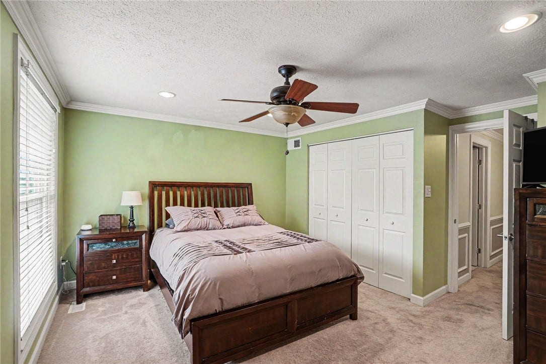 5495 Library Rd, #10, Bethel Park, PA 15102