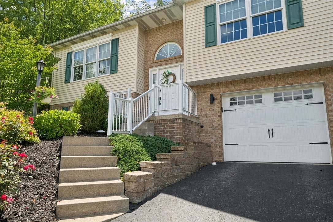 74 Laurel Dr, Greensburg, PA 15601