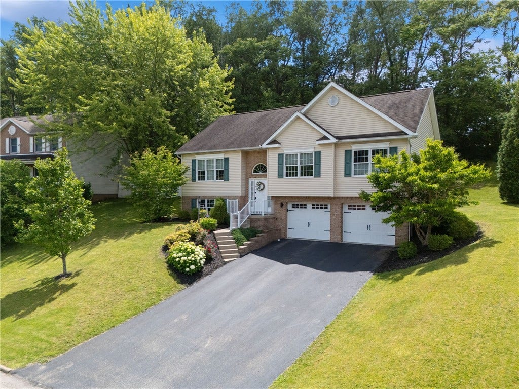 74 Laurel Dr, Greensburg, PA 15601