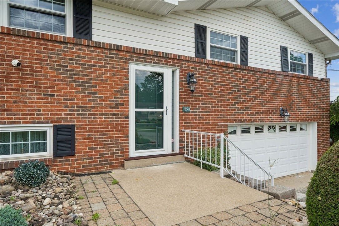 511 Newport Drive, Greensburg, PA 15601