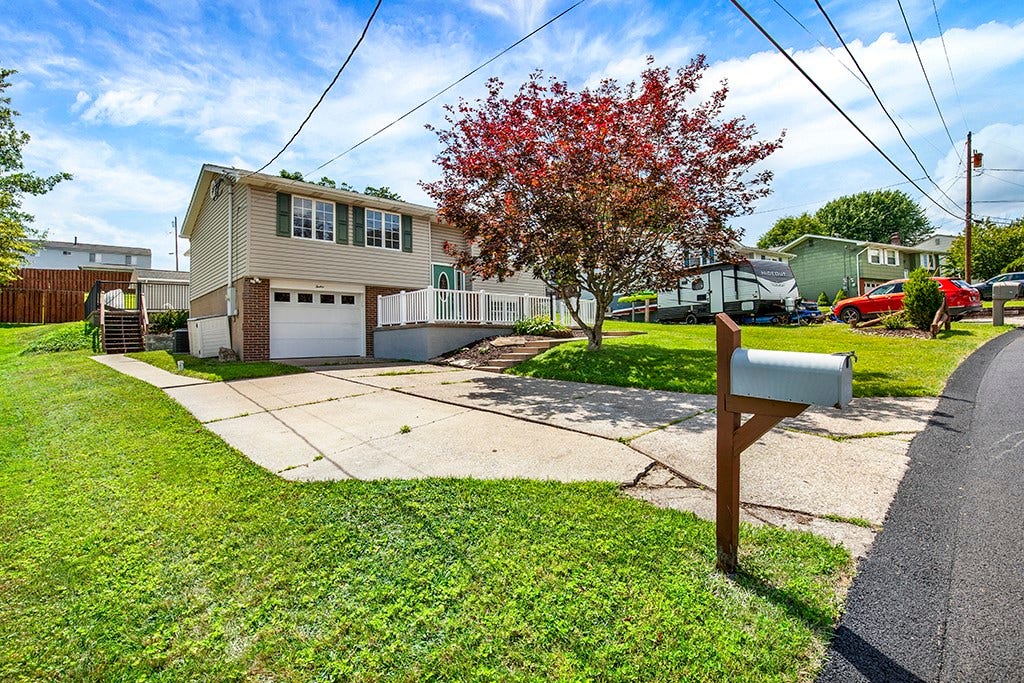 12 Cree Dr, Greensburg, PA 15601