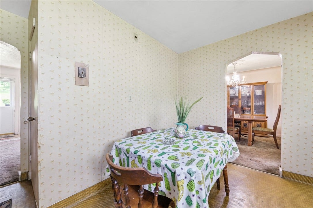 eat-in kitchen