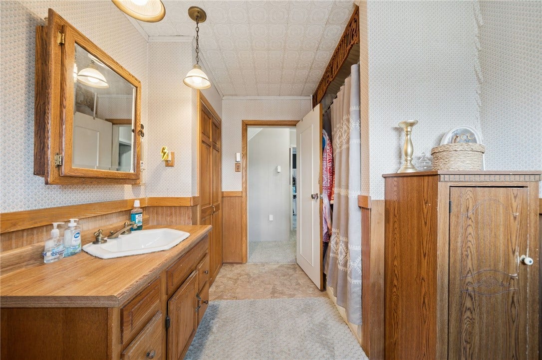 2nd floor full bath