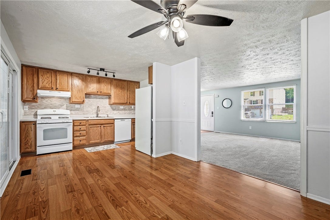 Beautiful laminate floors.