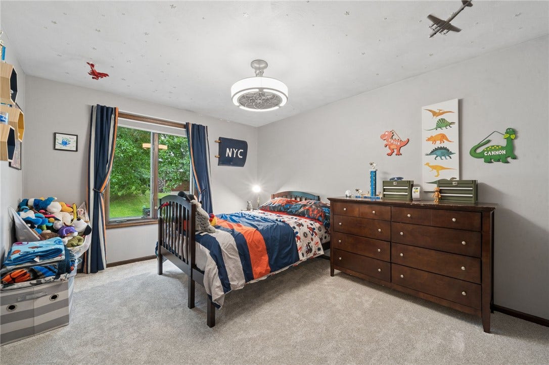 4067 Briarwood Dr, Jeannette, PA 15644
