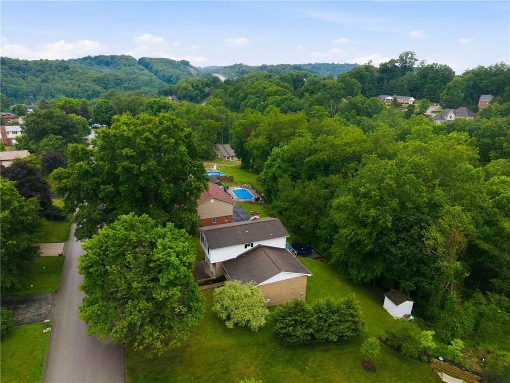 4067 Briarwood Dr, Jeannette, PA 15644