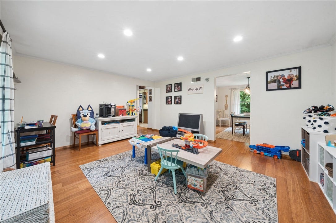 4067 Briarwood Dr, Jeannette, PA 15644