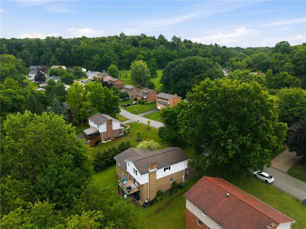 4067 Briarwood Dr, Jeannette, PA 15644