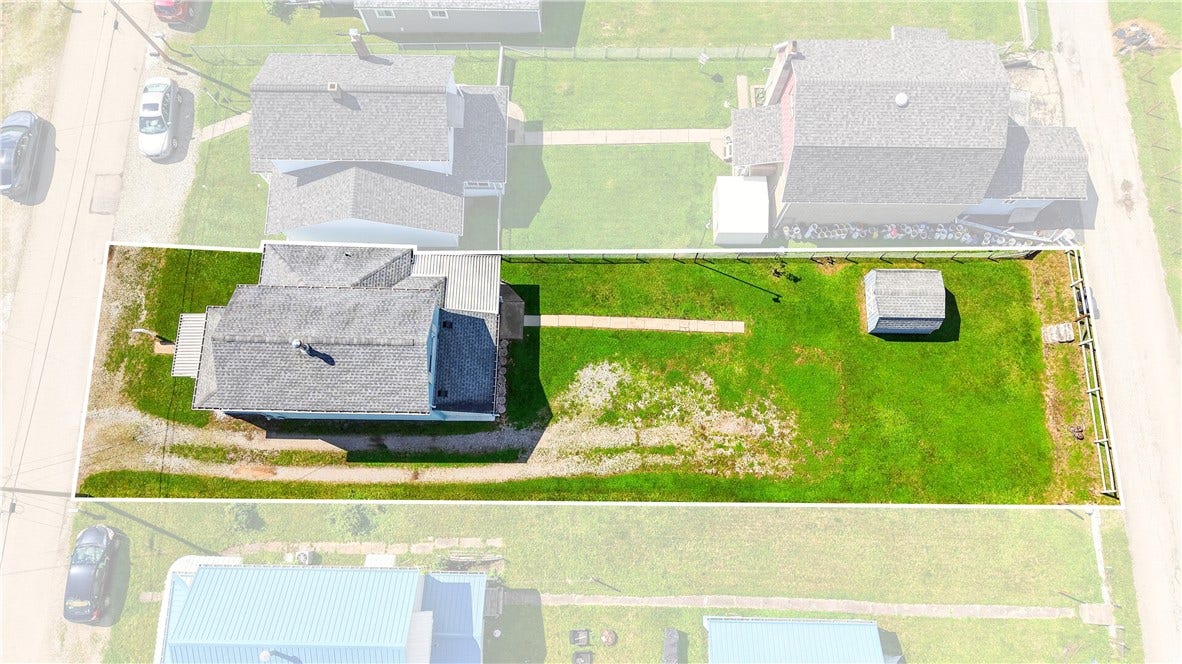 This view shows you the approximate dimensions of the yard.