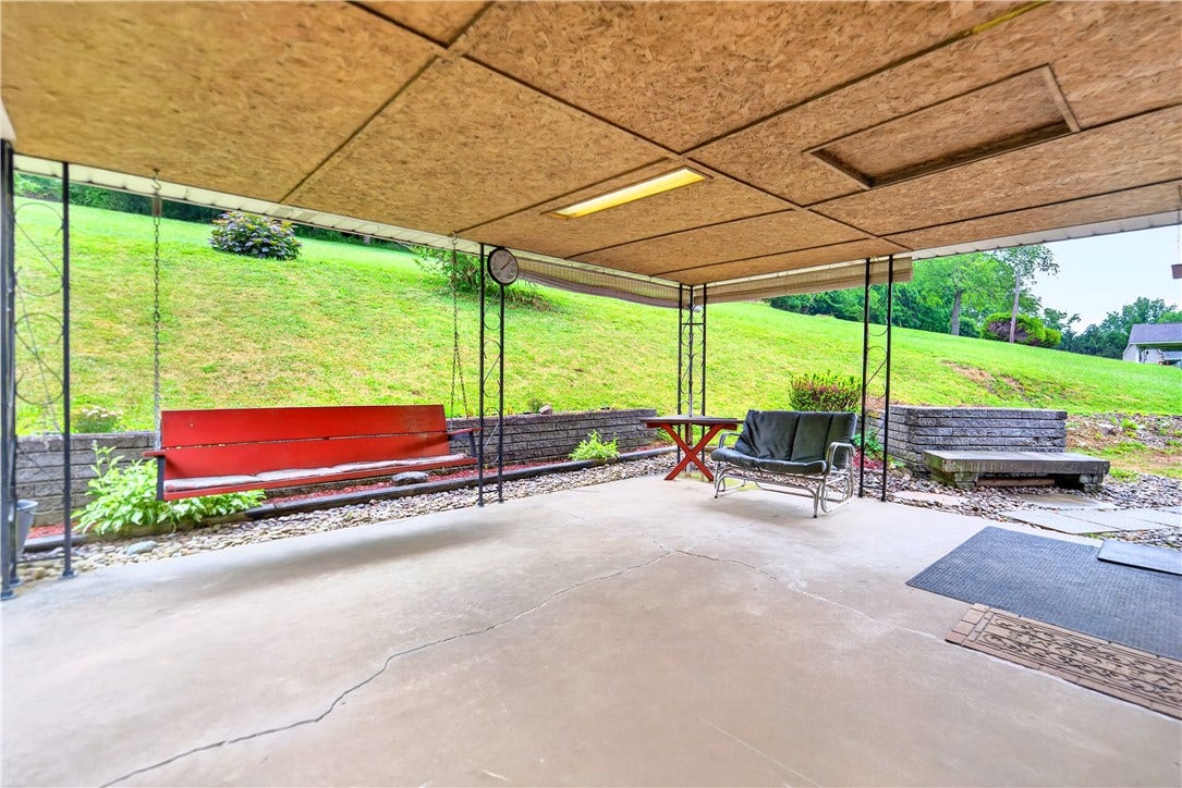 27 Barnhart Rd, Greensburg, PA 15601