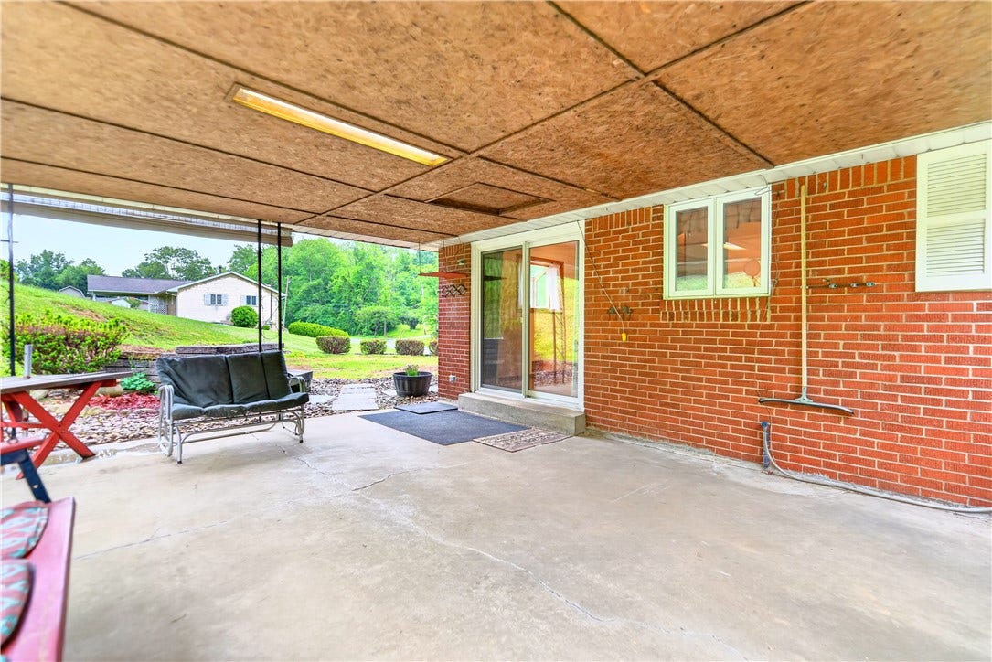 27 Barnhart Rd, Greensburg, PA 15601