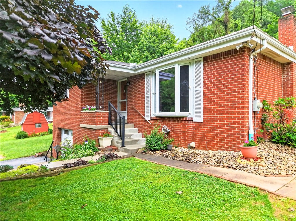 27 Barnhart Rd, Greensburg, PA 15601