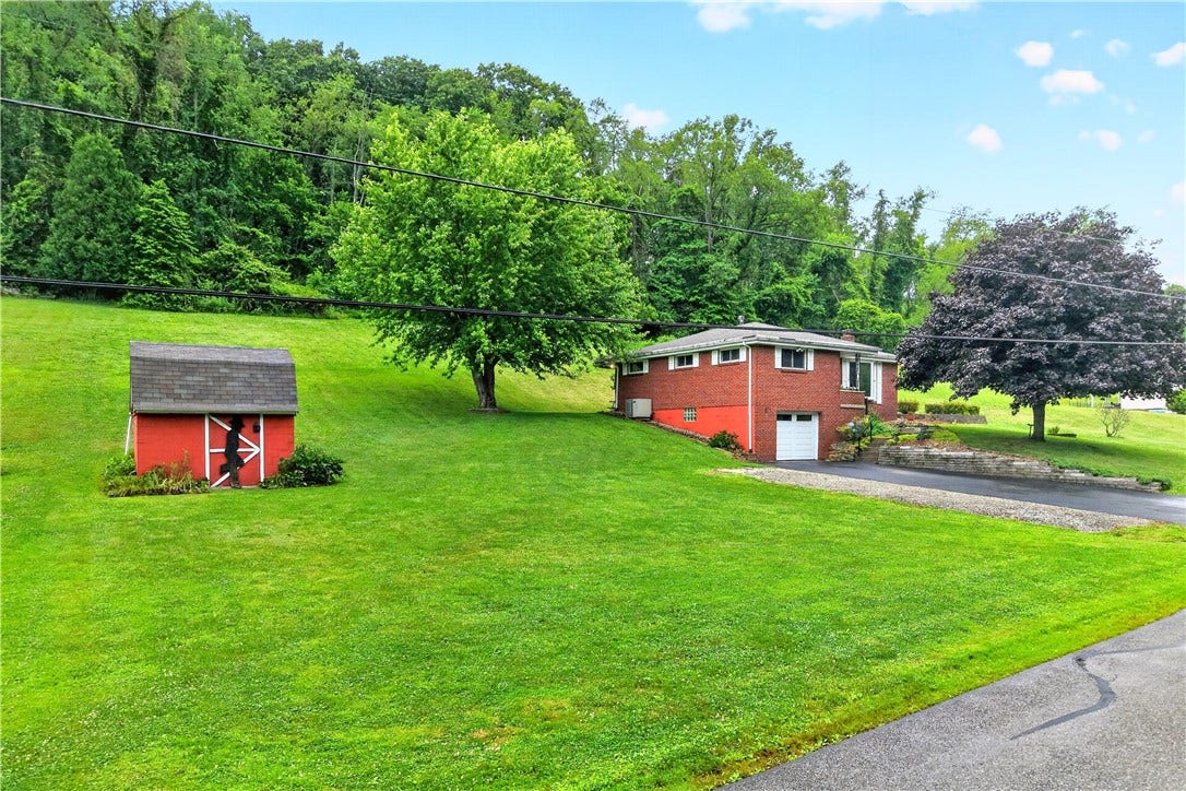 27 Barnhart Rd, Greensburg, PA 15601