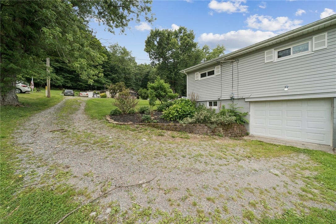 11 Angott Rd, Washington, PA 15301