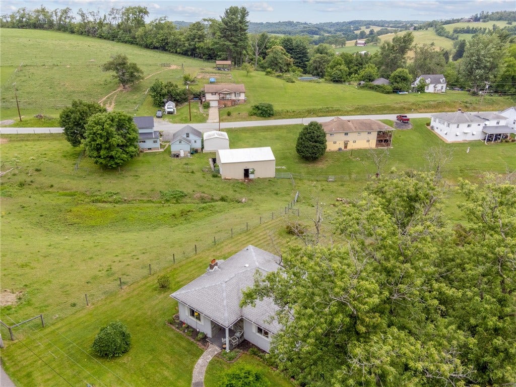 11 Angott Rd, Washington, PA 15301
