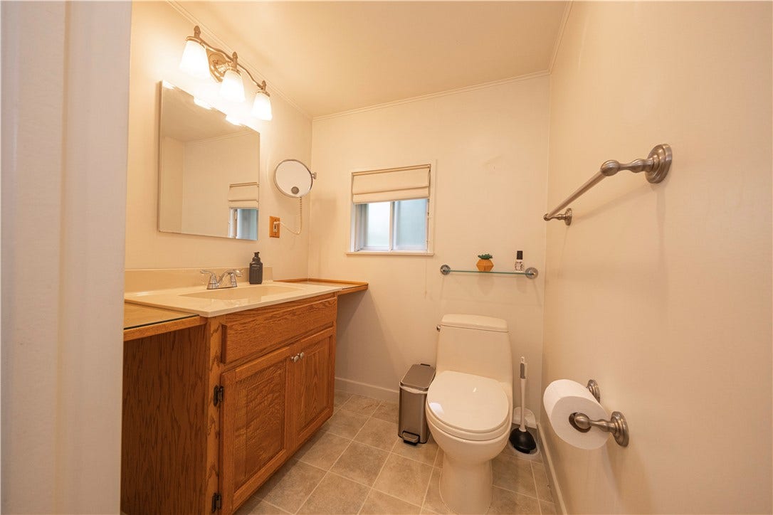 5229 Colewood Dr, Pittsburgh, PA 15236 2nd bathroom off of 3rd bedroom