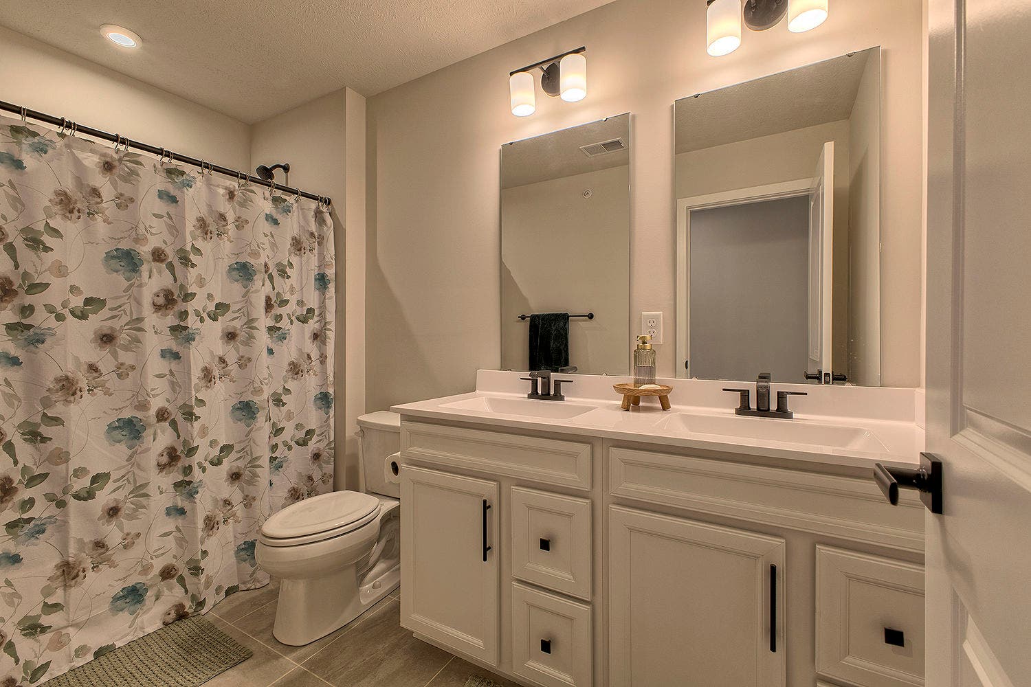 5002 Wellington Ct, Jeannette, PA 15644