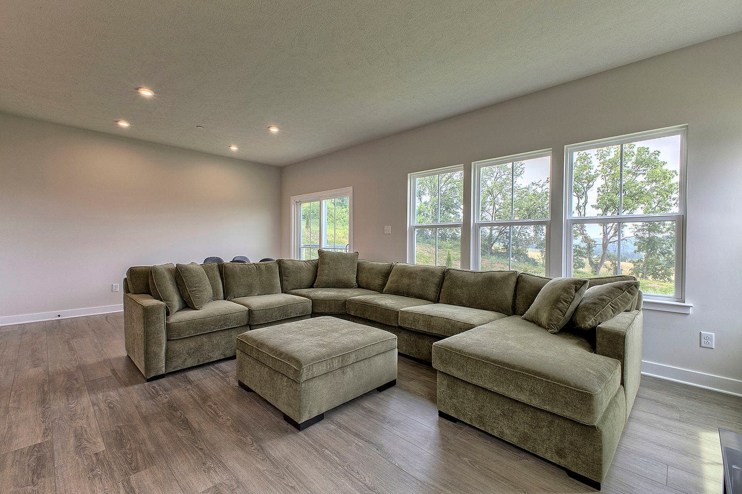 5002 Wellington Ct, Jeannette, PA 15644