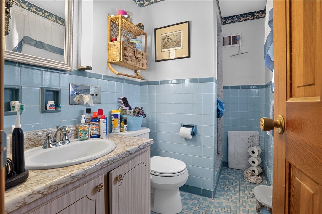 37 Millersdale Rd, Jeannette, PA 15644