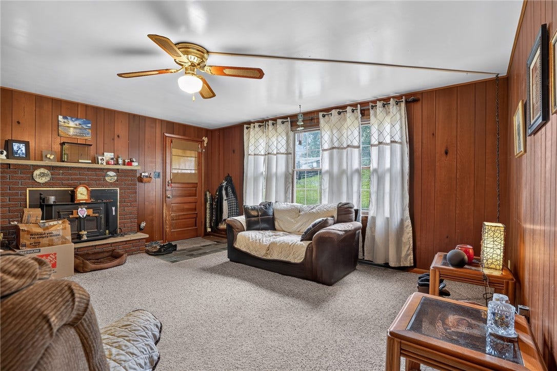 37 Millersdale Rd, Jeannette, PA 15644