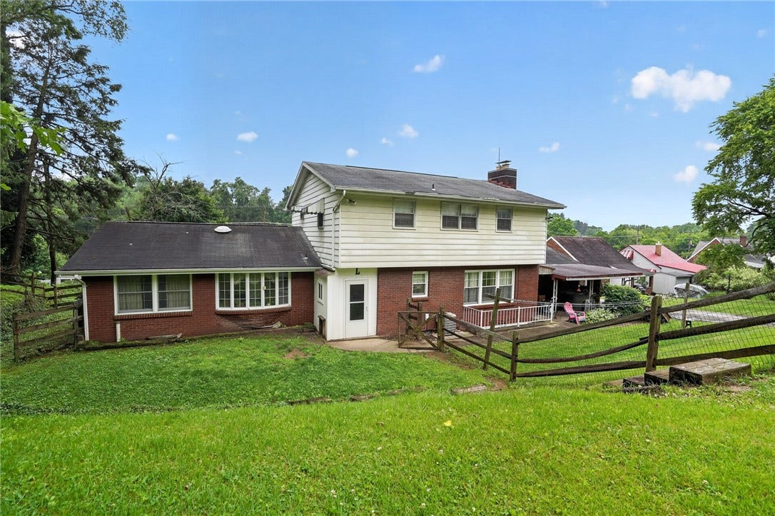 37 Millersdale Rd, Jeannette, PA 15644