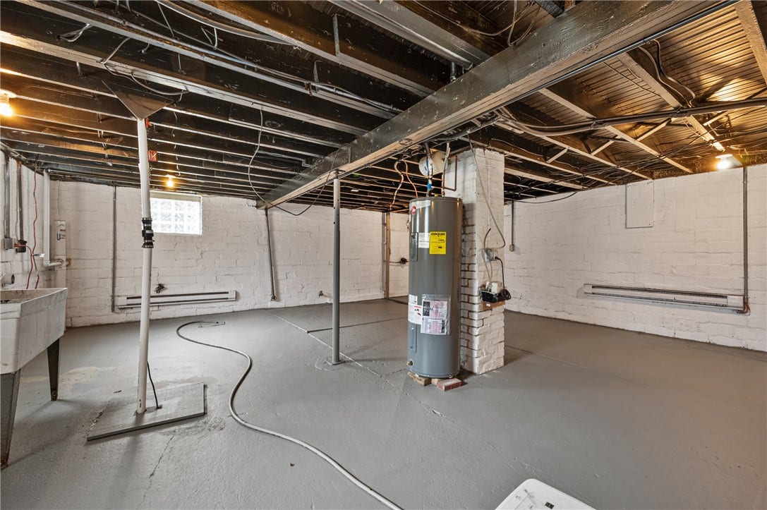 82 E Katherine Ave, Washington, PA 15301 Large unfinished basement area. Clean & dry.