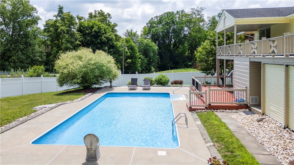 241 Laurel Dr, Greensburg, PA 15601